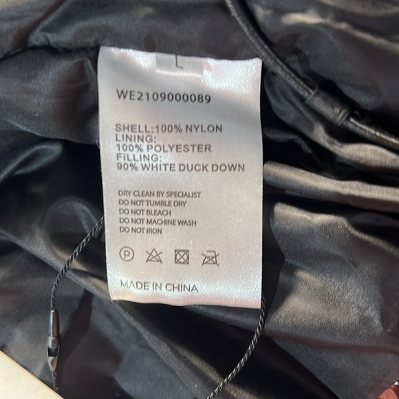 NWT LATTELIER Glossy Jelly Down Filled Cropped Puffer Coat Wine Color Large - Picture 8 of 13